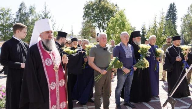 В Сумській області Епіфаній віддав шану пам'яті загиблих мешканців Тростянця.