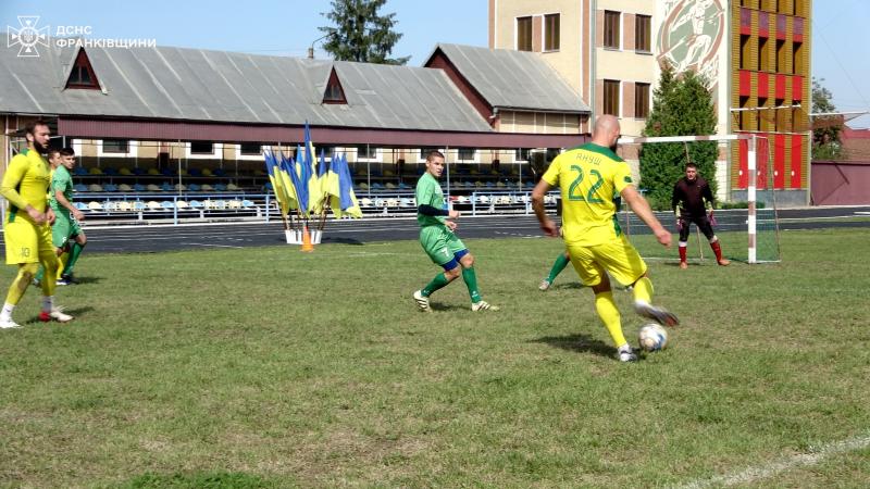 У Прикарпатському регіоні пройшов турнір з мініфутболу, який був організований на честь загиблих рятувальників.