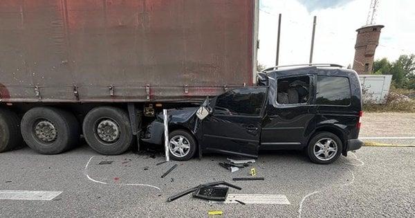 На Тернопільщині сталася трагічна подія: водій автомобіля зіткнувся з напівпричепом і загинув на місці.