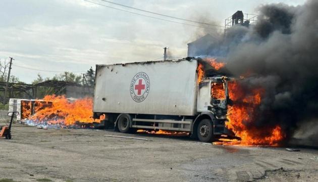 Світ має відреагувати рішуче: Зеленський про напад російських військ на автомобілі Червоного Хреста.