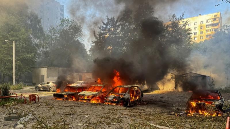 Російські війська завдали ударів по Харкову, використовуючи касетні боєприпаси: шестеро людей отримали поранення, серед них – рятувальники, повідомляє місцева влада.