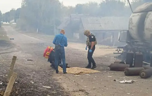 В Україні, на Чернігівщині, безпілотник завдав удару по газовозу. Серед жертв та постраждалих виявилися маленькі діти.