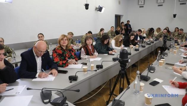 До створення радіодиктанту в Укрінформі приєдналися актори, режисери, автори творів та студенти-курсанти.