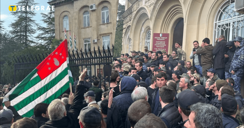 В Абхазії демонстранти увійшли до приміщення парламенту: який вплив цей 